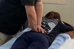 首肩をゆるめる施術